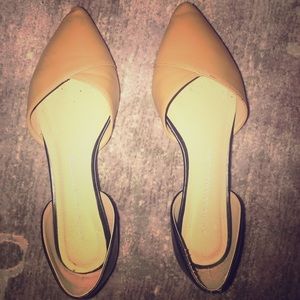 Chinese Laundry tan and black pointed flats